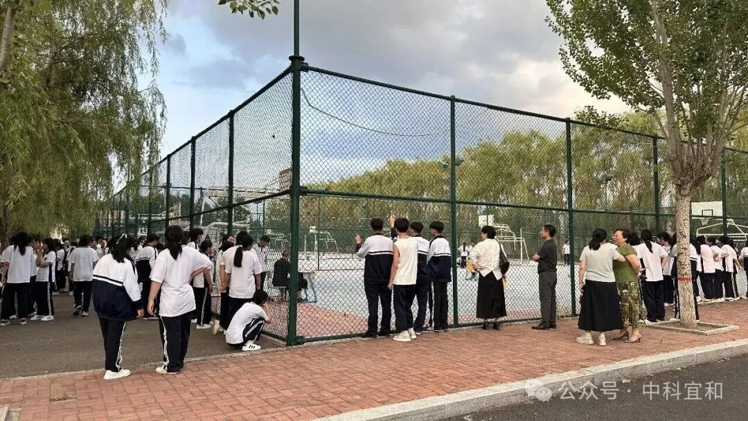 学生在校园室外运动场活动